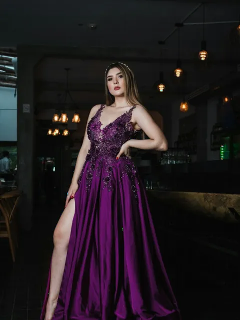 فستان سواريه ساتان بنفسجي بفتحة